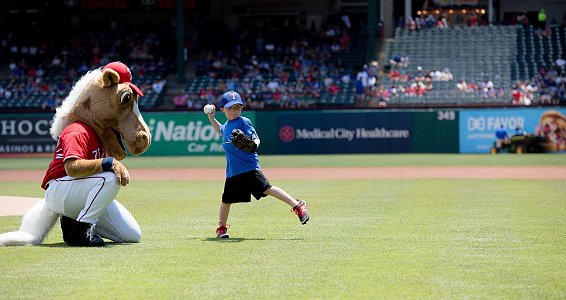 5-year-old adopted through Buckner throws out first pitch at Texas Rangers game