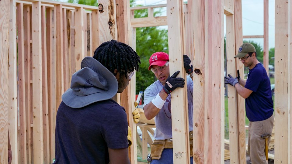 spring break volunteers build home in a week