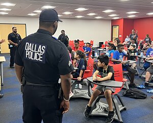dallas police officers talk to children