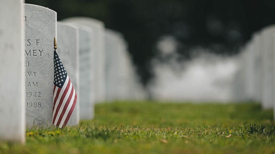 memorial day honors those who died while serving in the armed forces