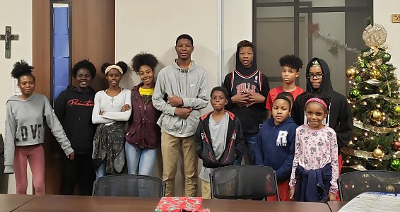 Youth basketball team spreads Christmas cheer in Houston
