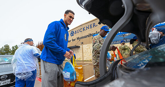 Dallas Mavericks demonstrate spirit of giving by providing Thanksgiving meals to local families