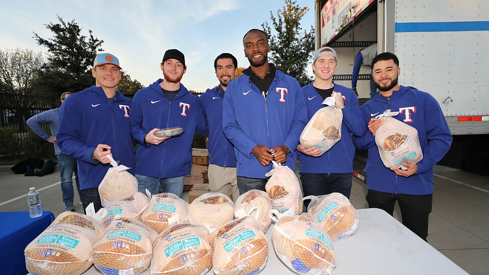 texas rangers disribute thanksgiving meals to families in need