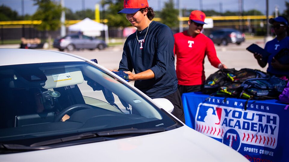 texas rangers youth acdemy works with buckner international