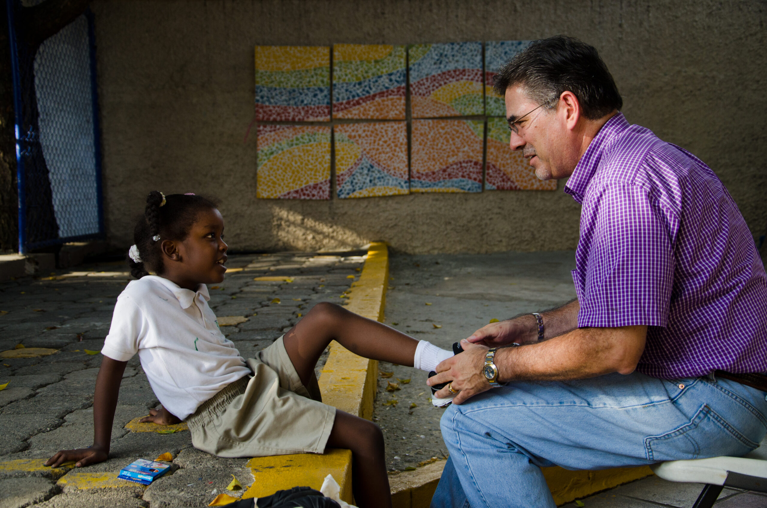 08-june-dr-dr-reyes-giving-shoes
