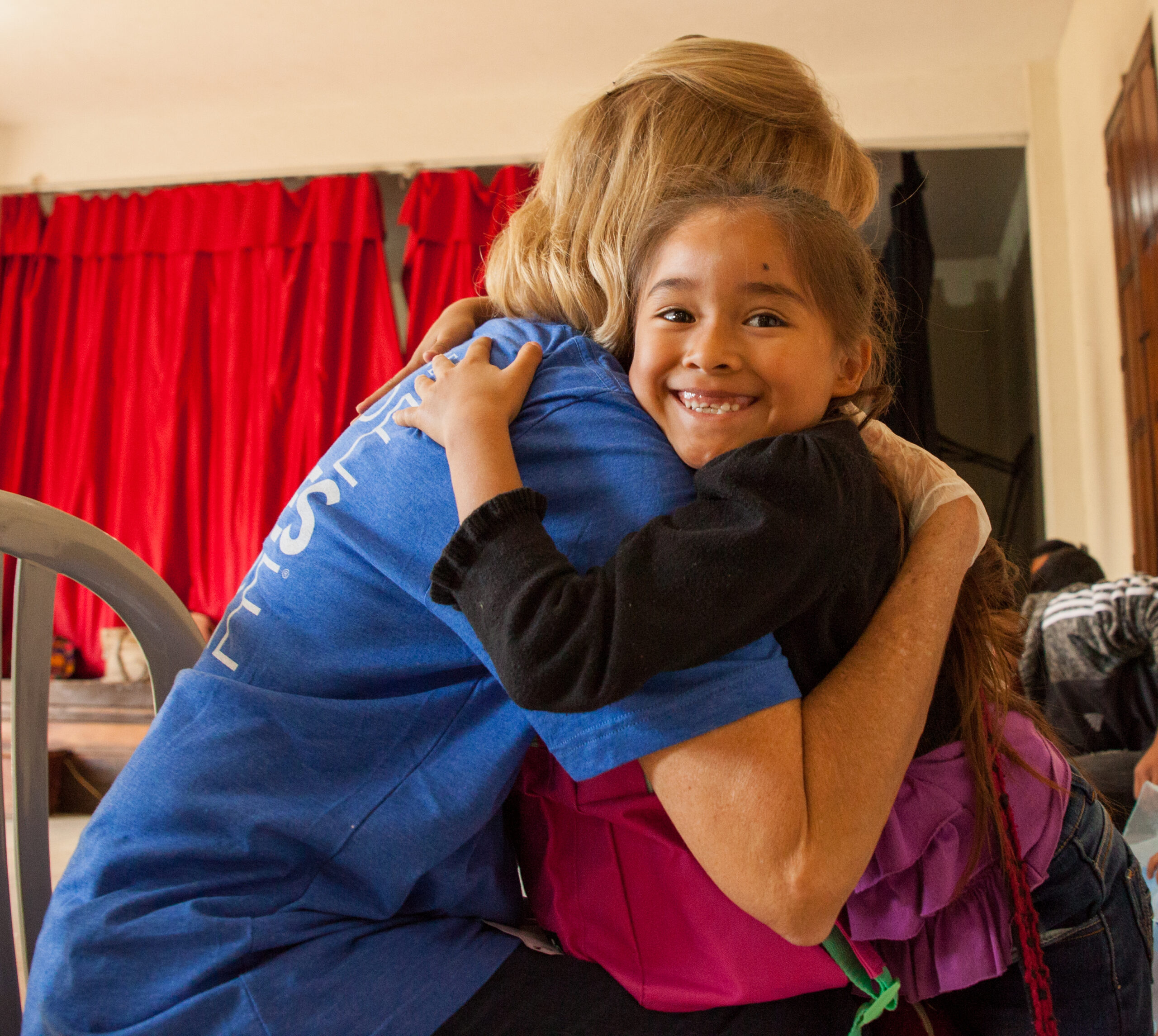 2018-buckner-missions-guatamala-hugging-girl