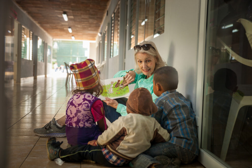 2018-buckner-missions-guatamala-reading-books