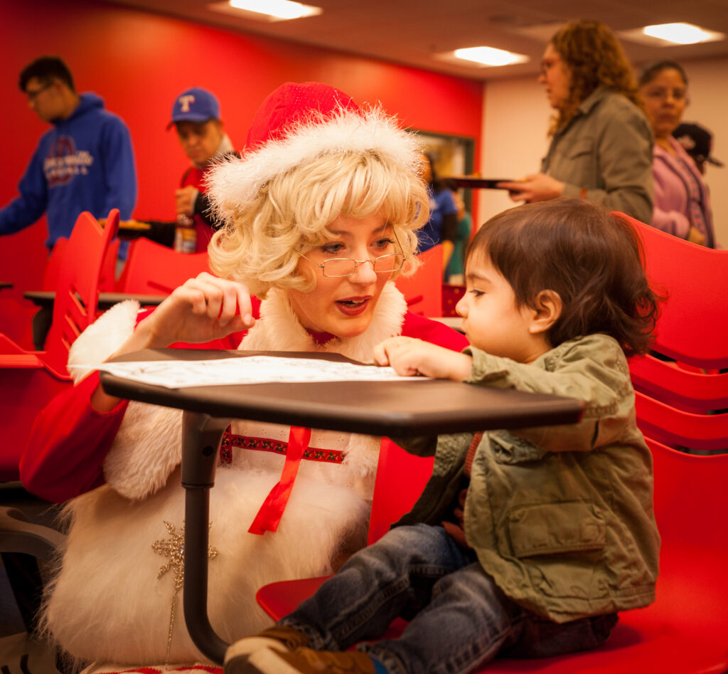 2018-family-hope-center-at-mlb-christmas-party-mrs-claus