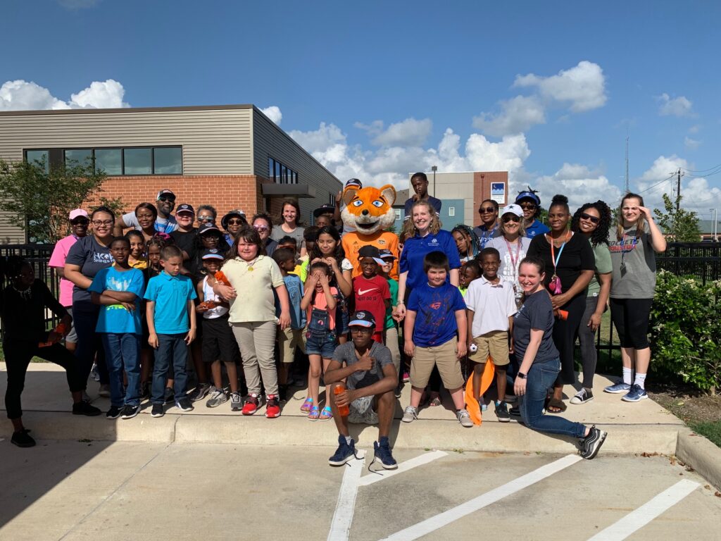 buckner-houston-poses-with-houston-dash-mascot-dynamo-diesel