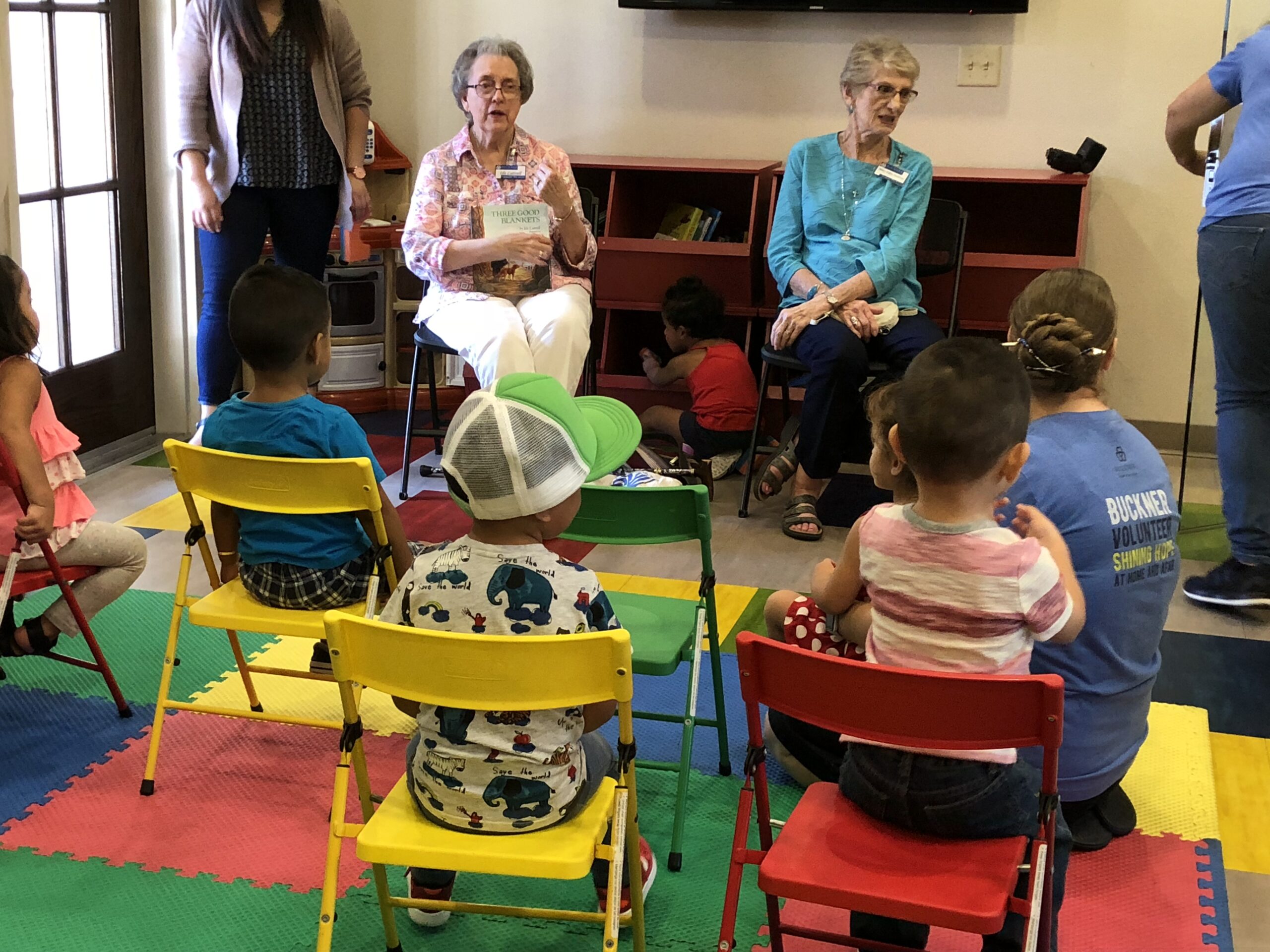 buckner-westminster-place-member-reads-to-children