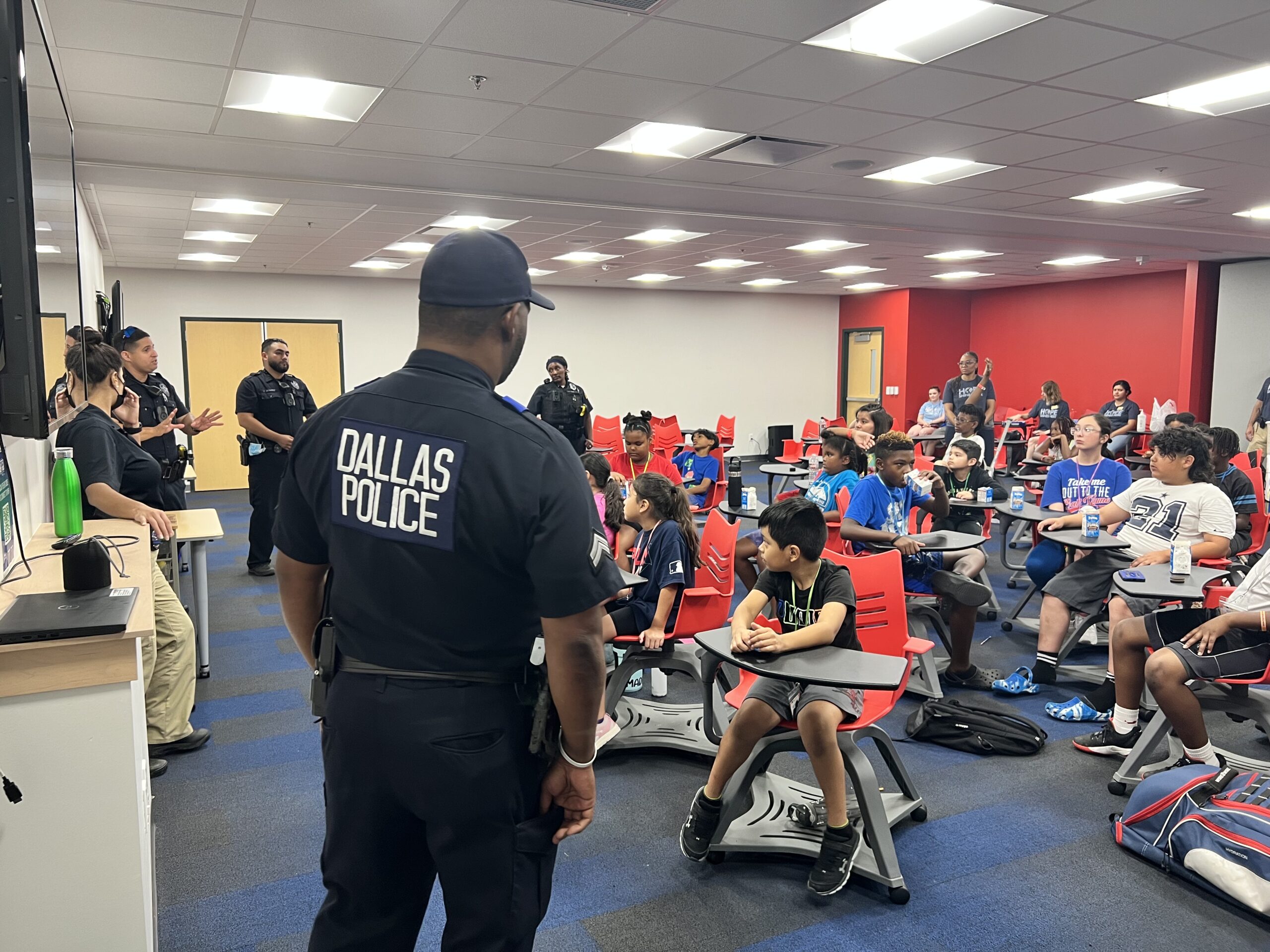 dallas-police-officers-talk-to-children