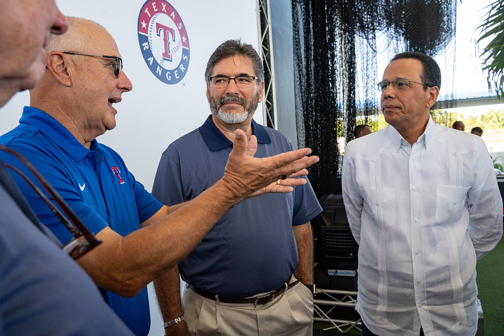 discussing-the-collaboration-after-the-ceremony-1_from-l-to-r_dr-ken-hall-dr-albert-reyes_carlos-amarante-baret
