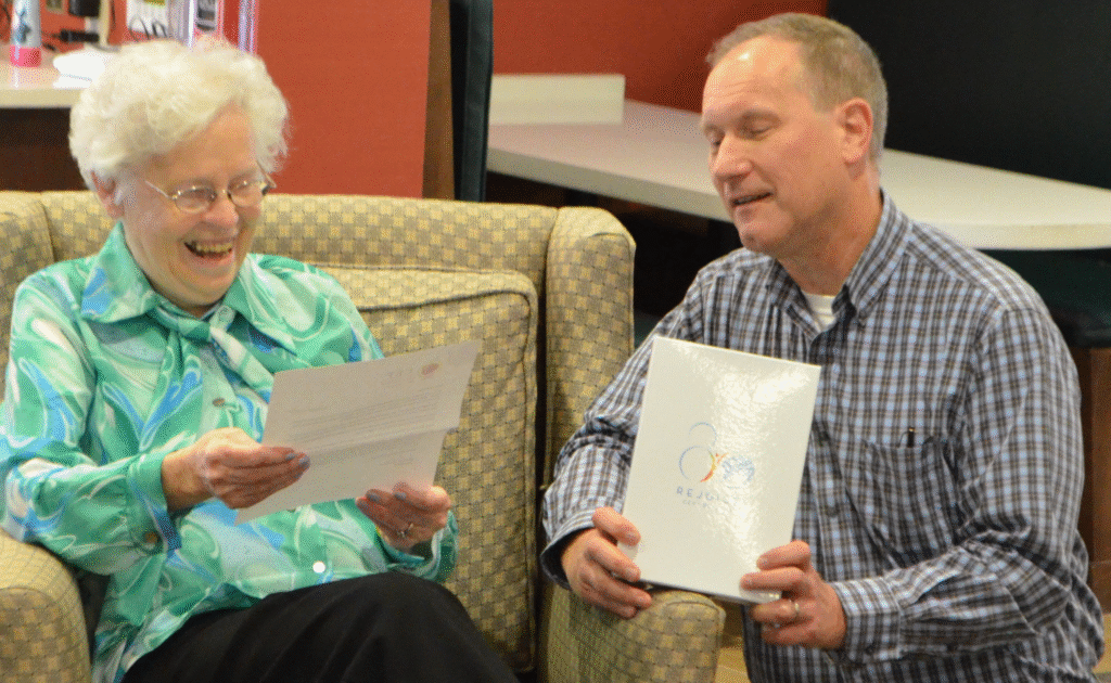 duncan-presentation-reading-letter