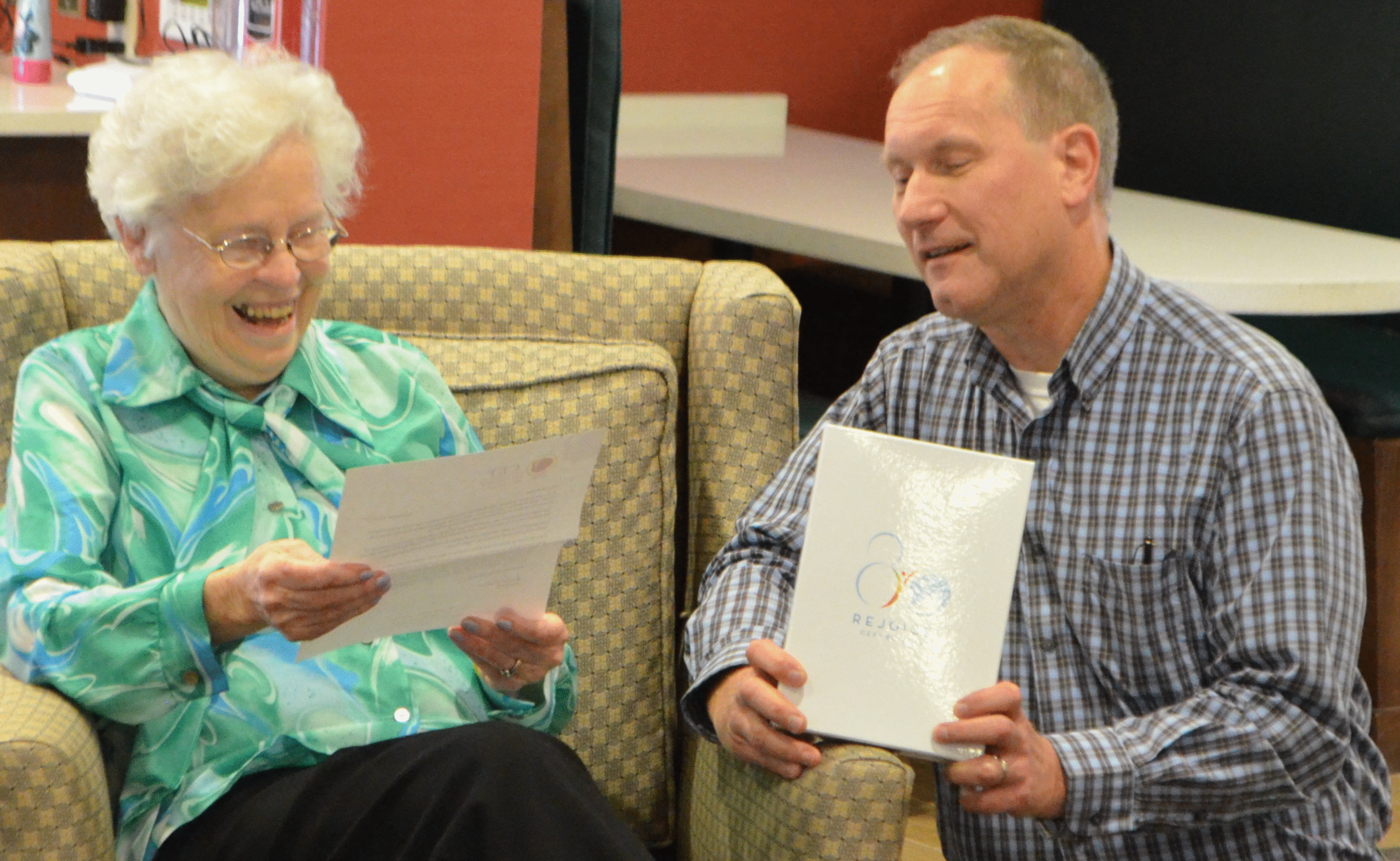 duncan-presentation-reading-letter