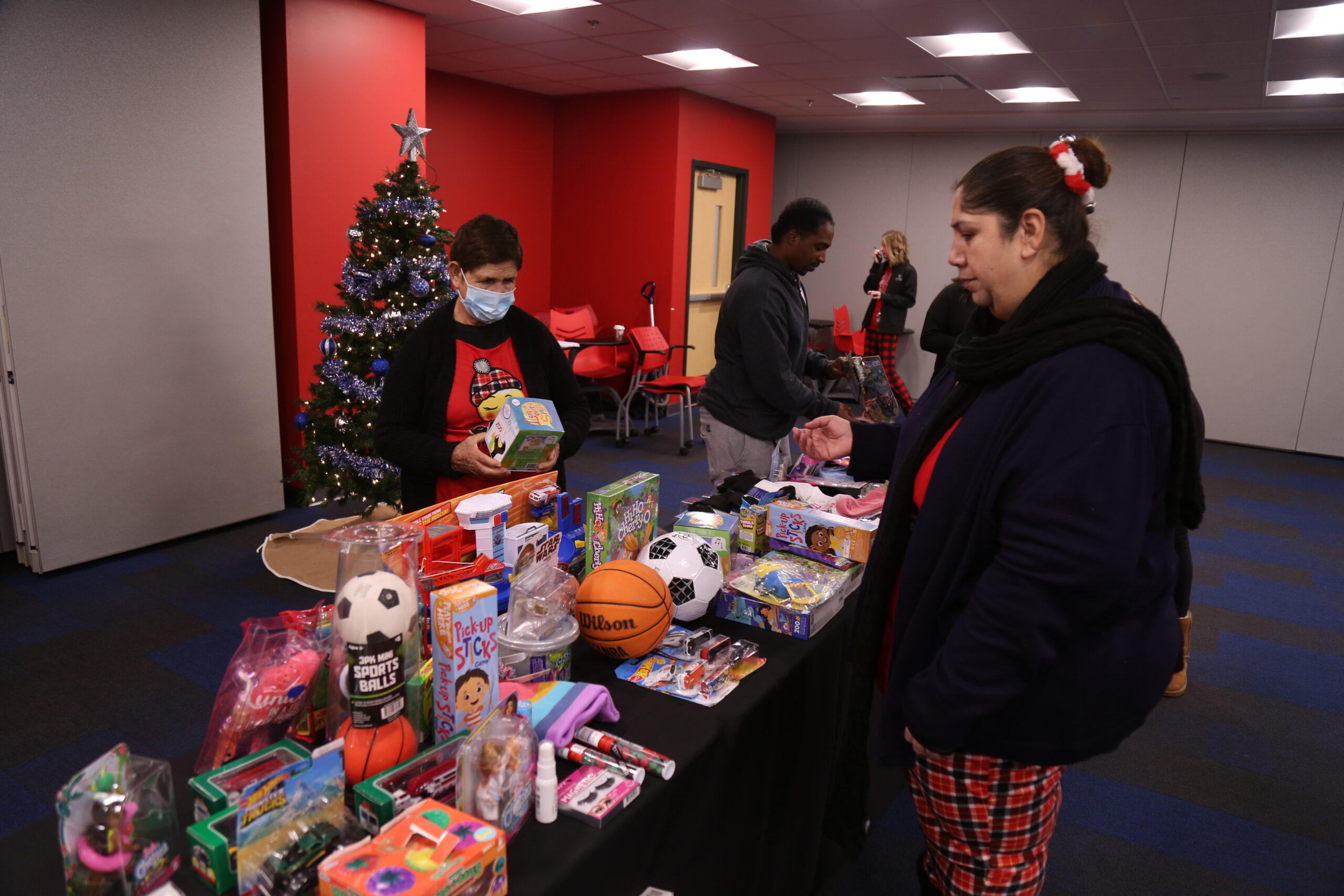 families-shop-for-toys-at-the-buckner-christmas-market-in-dallas