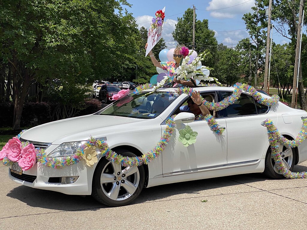 family-and-friends-supported-seniors-during-car-parades