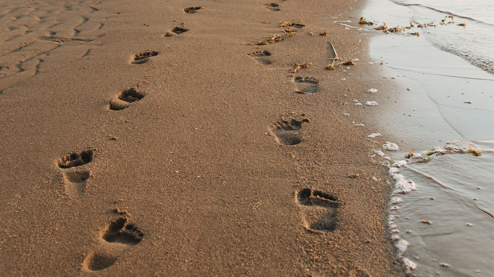 footprints-in-the-sand