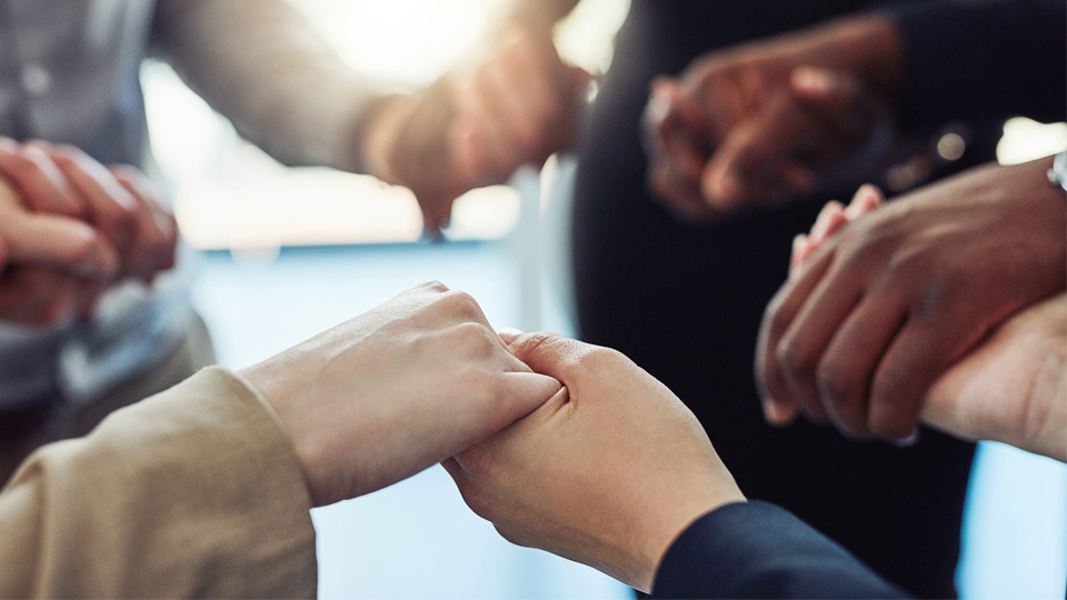 holding-hands-and-praying