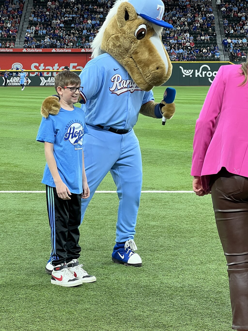 Buckner adopted child at Texas Rangers game