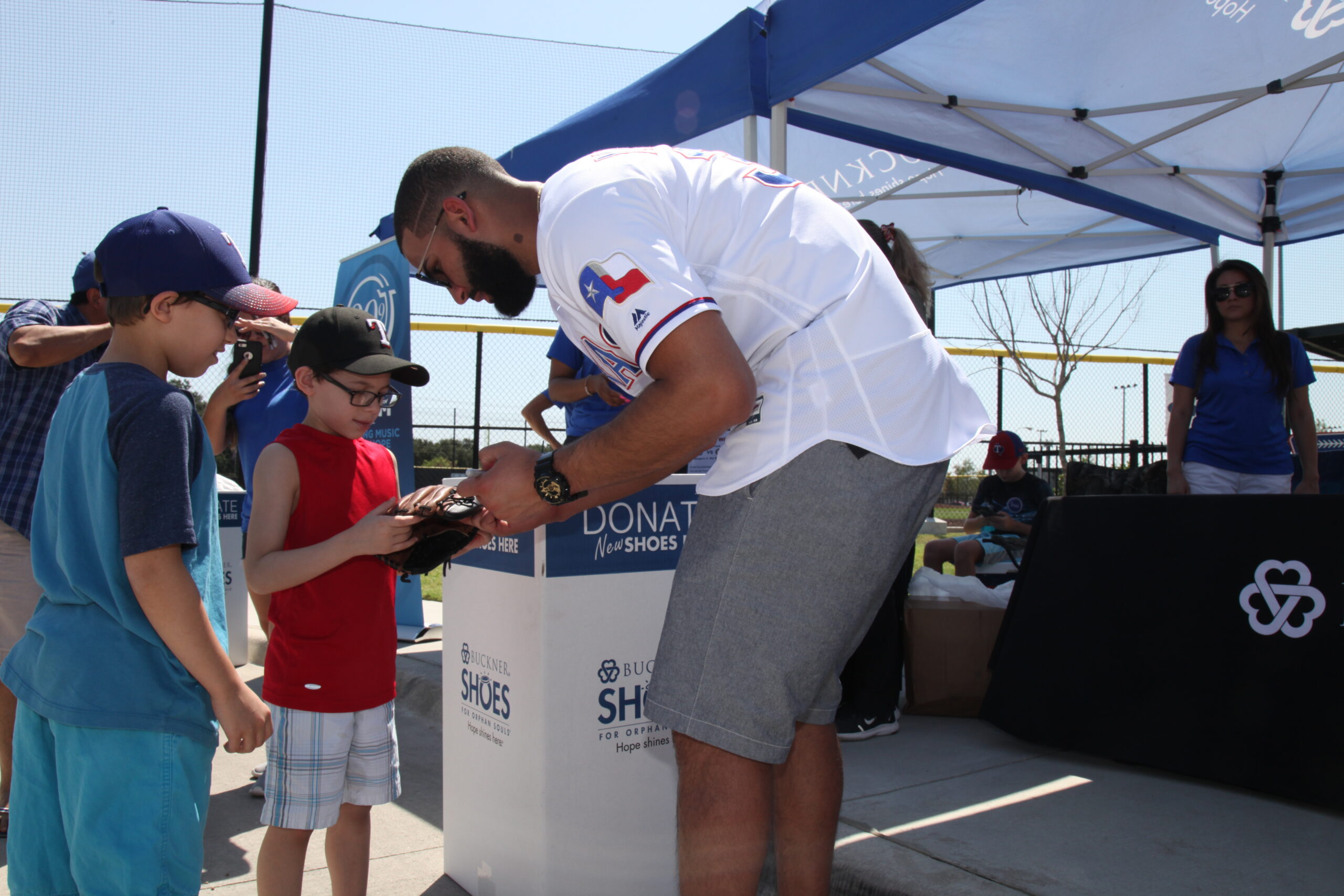 rangers-nomar-mazara-signs-autographs-for-children