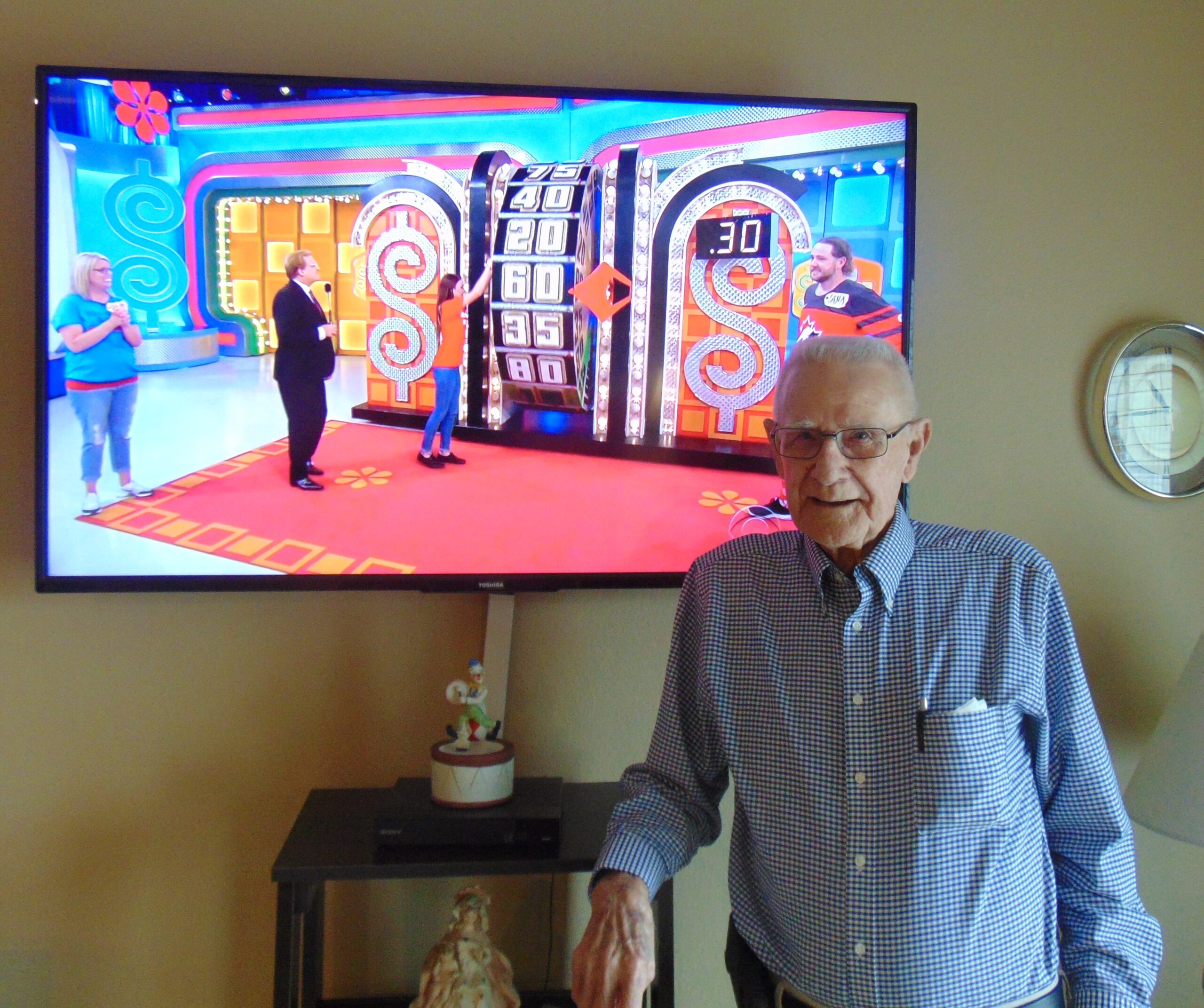 senior-watching-price-is-right