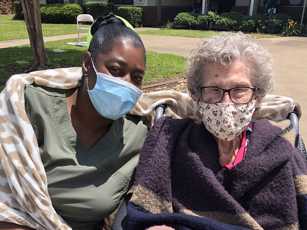 seniors-and-staff-ejoyed-the-car-parades