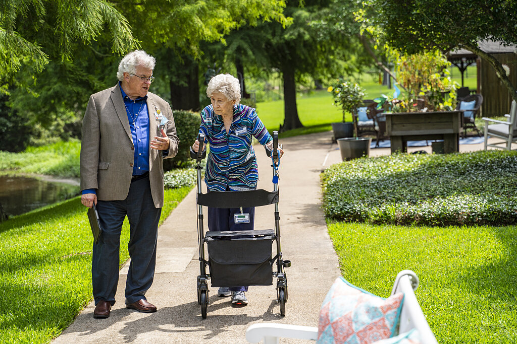 seniors-share-life-stories-with-chaplain