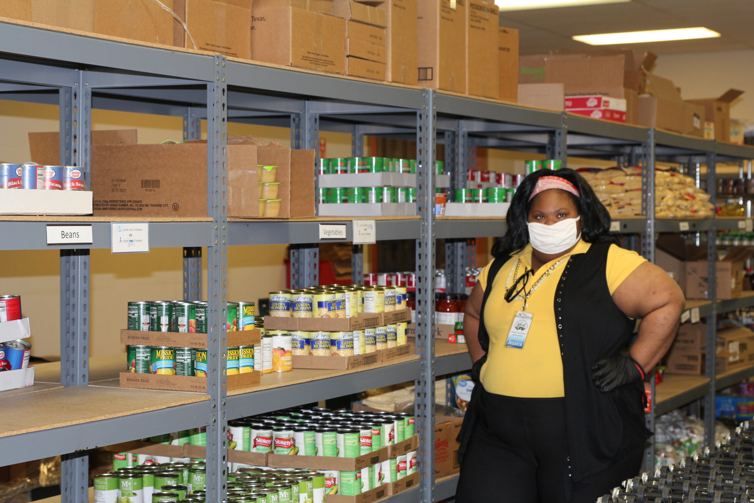 students-volunteer-at-buckner-pantry-during-pandemic