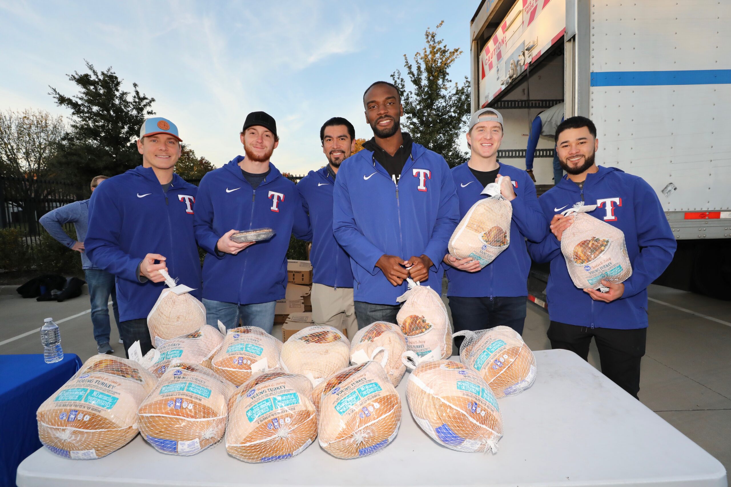 texas-rangers-disribute-thanksgiving-meals-to-families-in-need