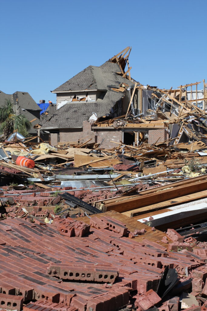 tornado-damages-buildings-in-bachman-lake-in-dallas